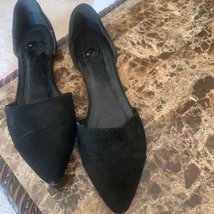 Black flat shoes.  Very chic and comfortable